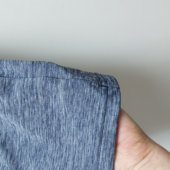 Under Armour~2XL~Men's Short Sleeved T-Shirt~Loose Fit, Heat Gear Fabric - Picture 4 of 8